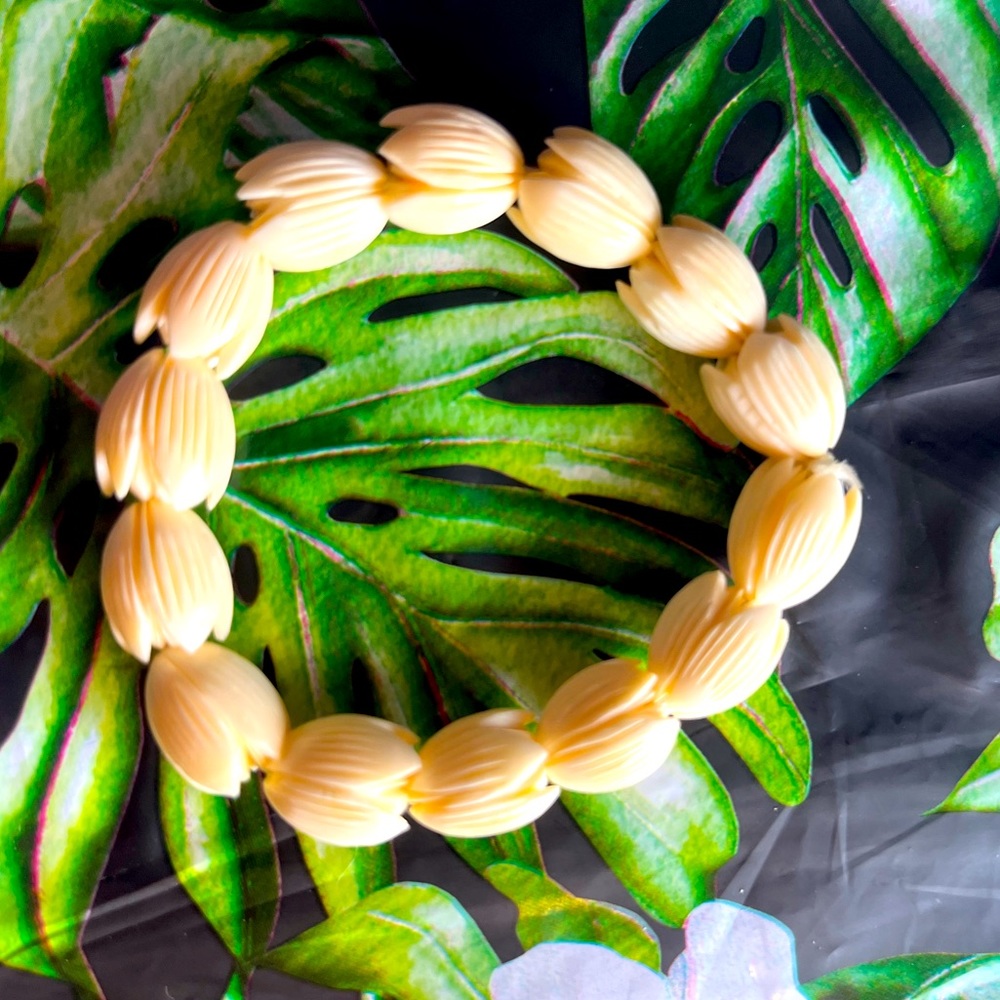 Vintage 🏝Bovine Carved Pikake Lei Hawaiian necklace - Picture 9 of 10